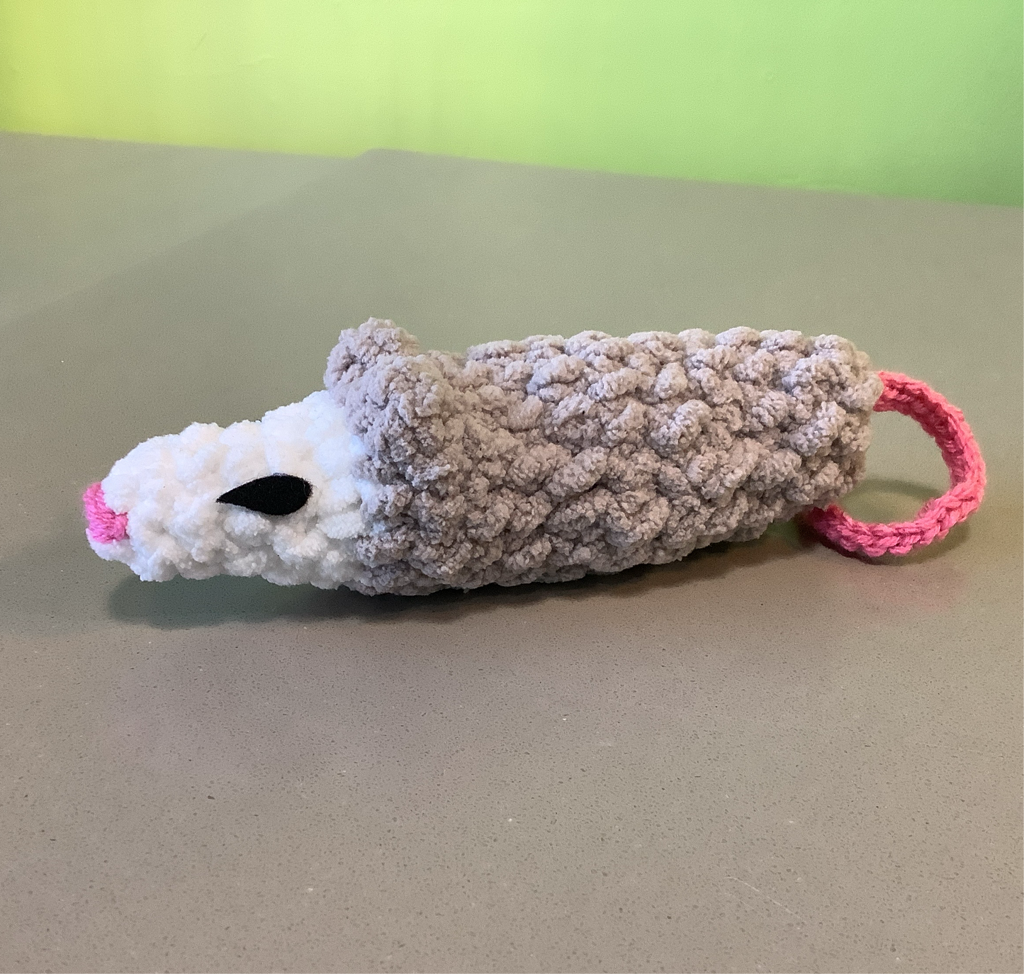 Peluche opossum de taille moyenne (environ 15 cm de hauteur) - Kardos Workshop